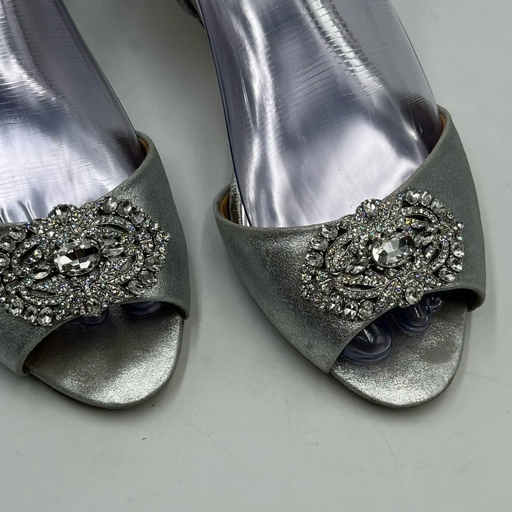 Badgley Mischka Petrina Women's Bridal Silver Metallic Crystal‎ Pumps Sz 8